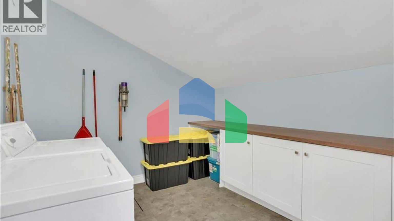 Residential - Single Family Home - Hamilton, Canada - Canada