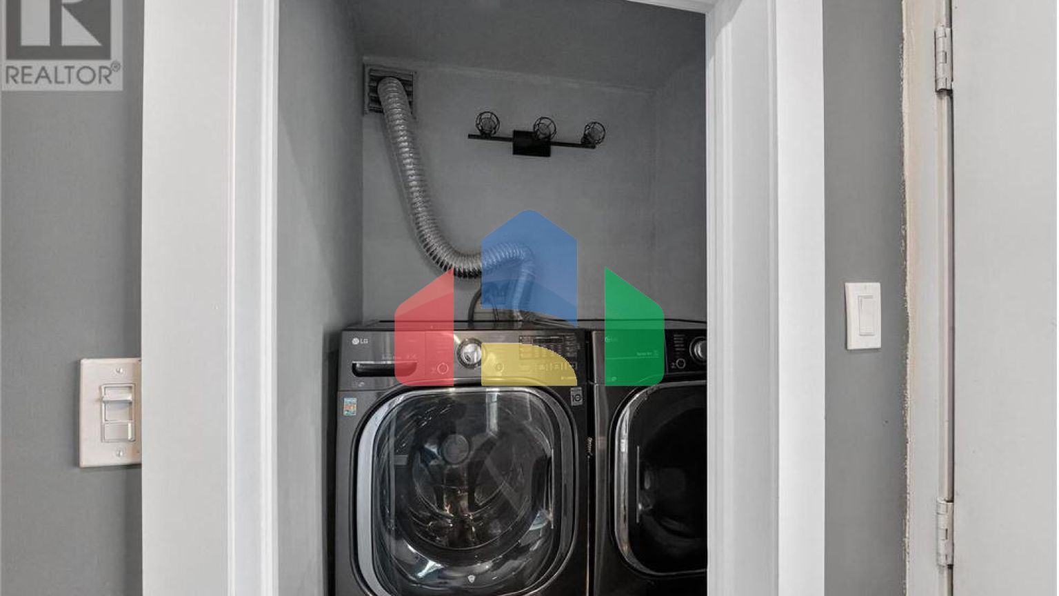 Residential - Single Family Home - Hamilton, Canada - Canada