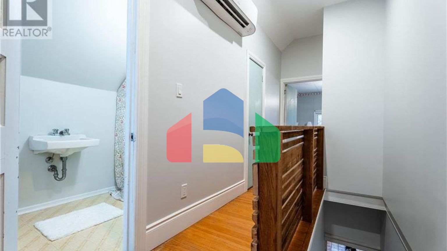 Residential - Single Family Home - Hamilton, Canada - Canada