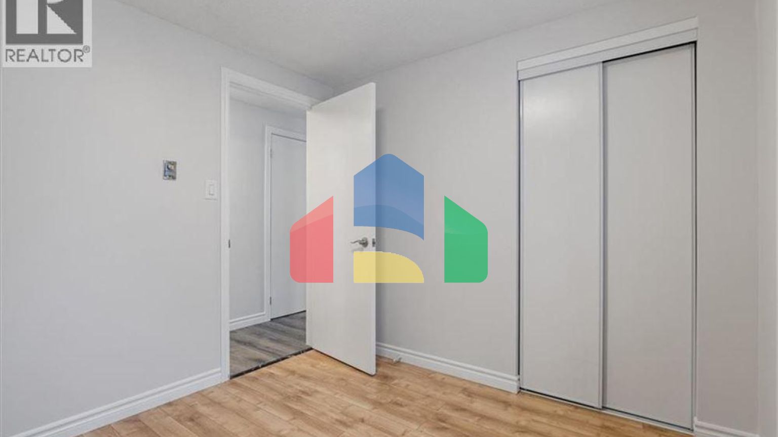 Residential - Single Family Home - Kitchener, Canada - Canada