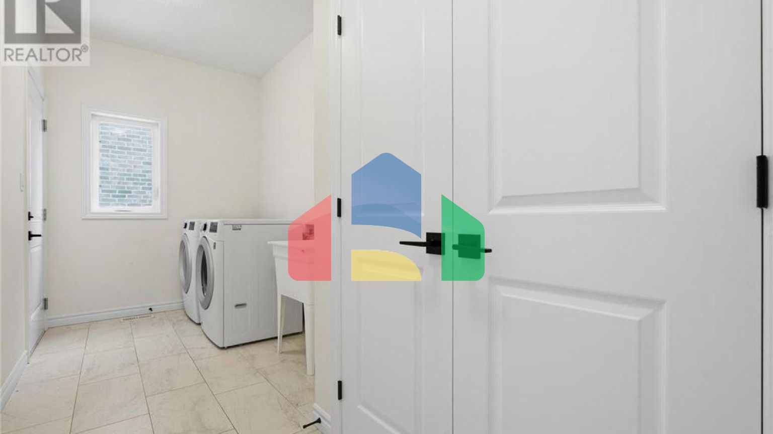 Residential - Single Family Home - Kitchener, Canada - Canada