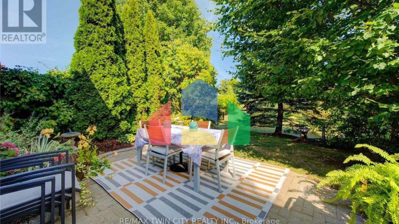 Residential - Single Family Home - Kitchener, Canada - Canada