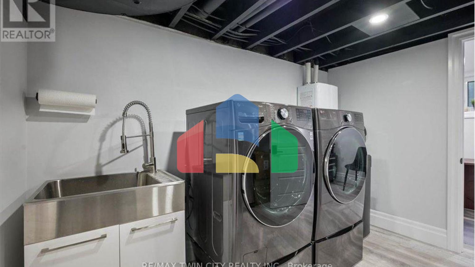 Residential - Single Family Home - Kitchener, Canada - Canada