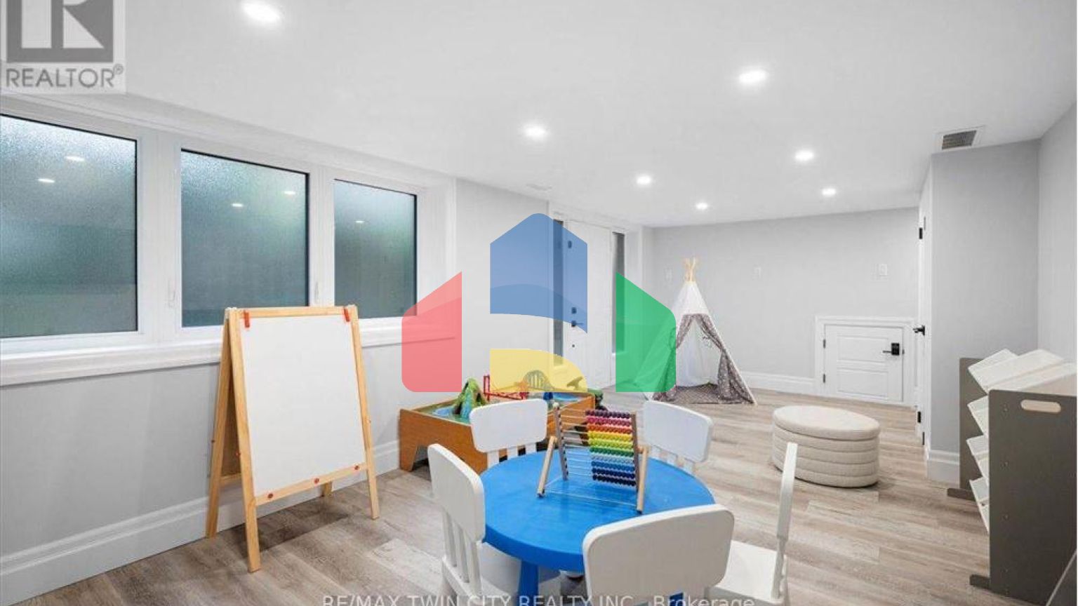 Residential - Single Family Home - Kitchener, Canada - Canada