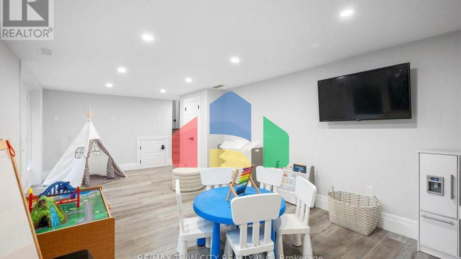 Residential - Single Family Home - Kitchener, Canada - Canada