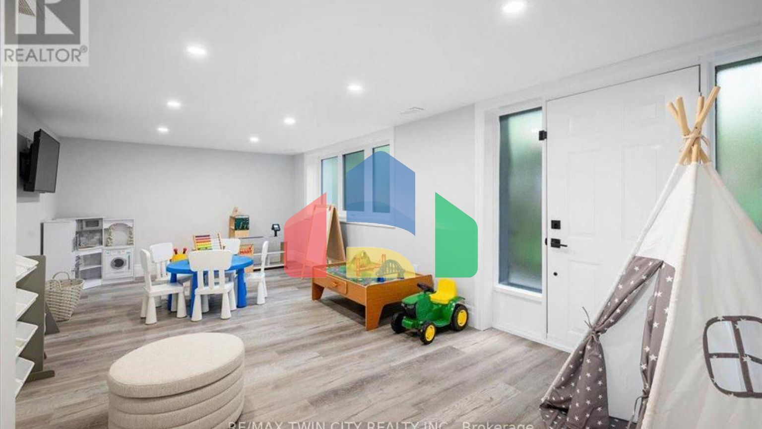 Residential - Single Family Home - Kitchener, Canada - Canada