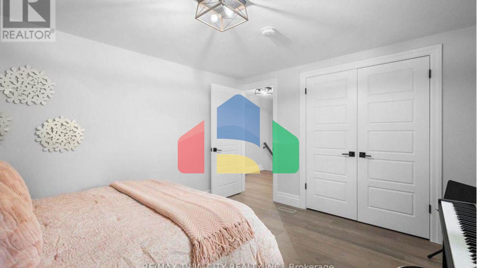 Residential - Single Family Home - Kitchener, Canada - Canada