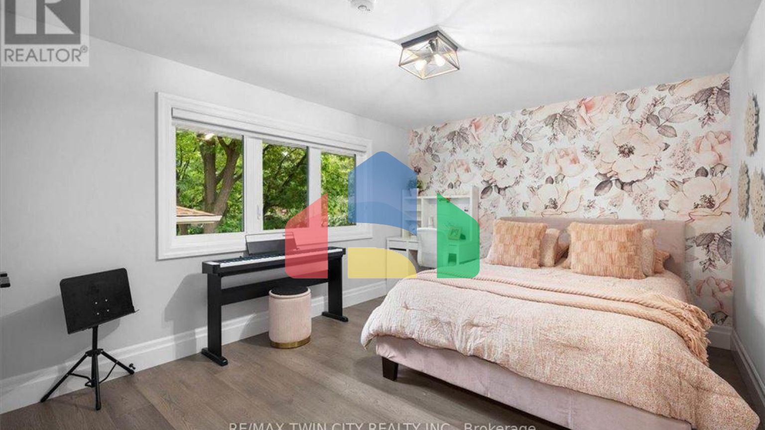 Residential - Single Family Home - Kitchener, Canada - Canada