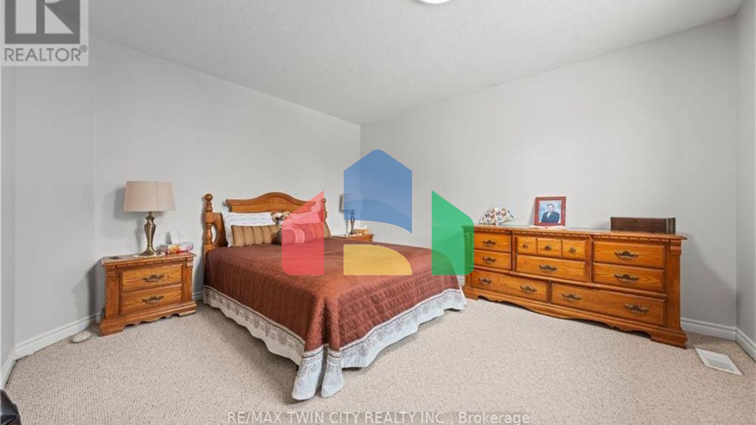 Residential - Single Family Home - Kitchener, Canada - Canada