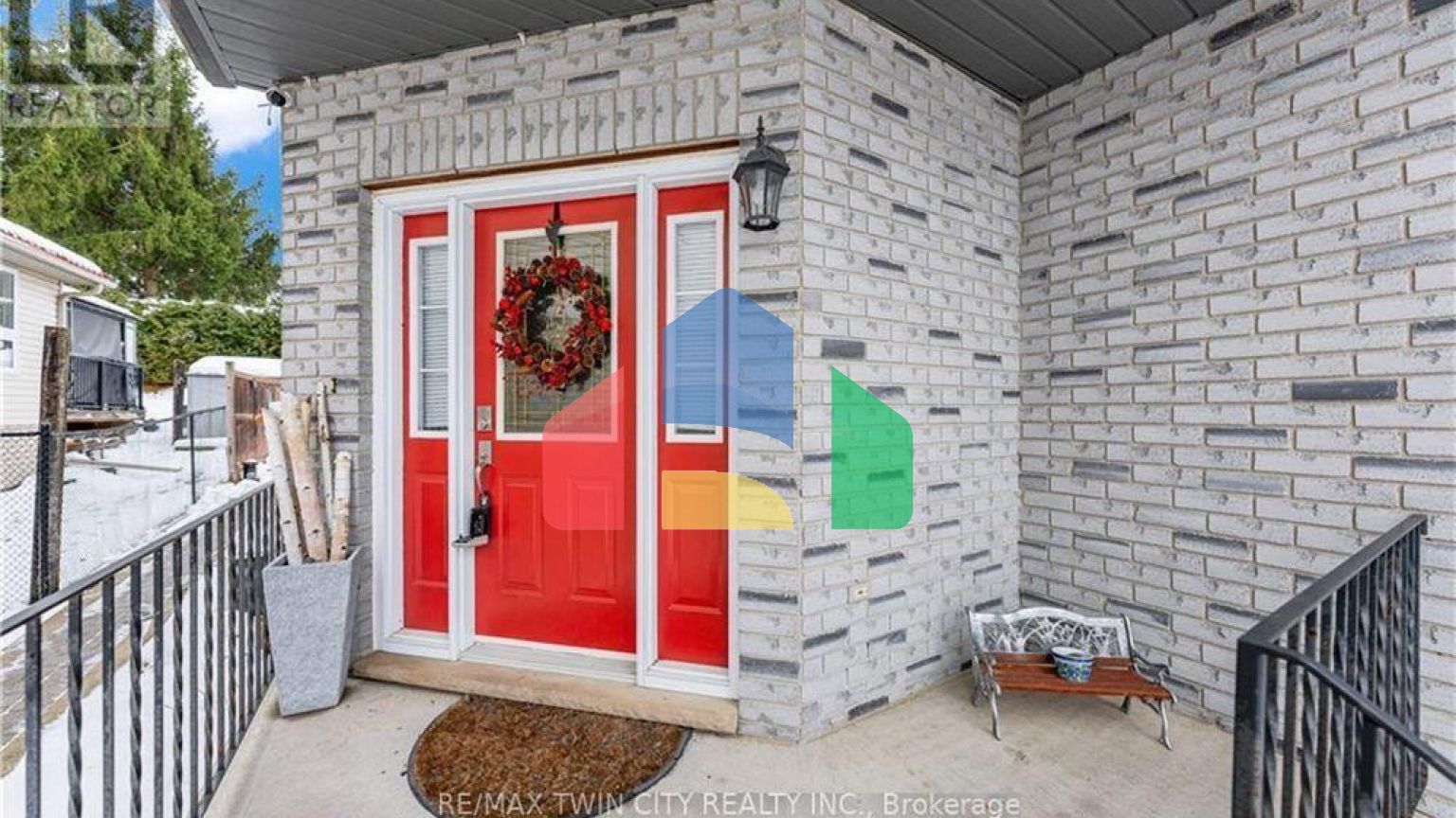 Residential - Single Family Home - Kitchener, Canada - Canada