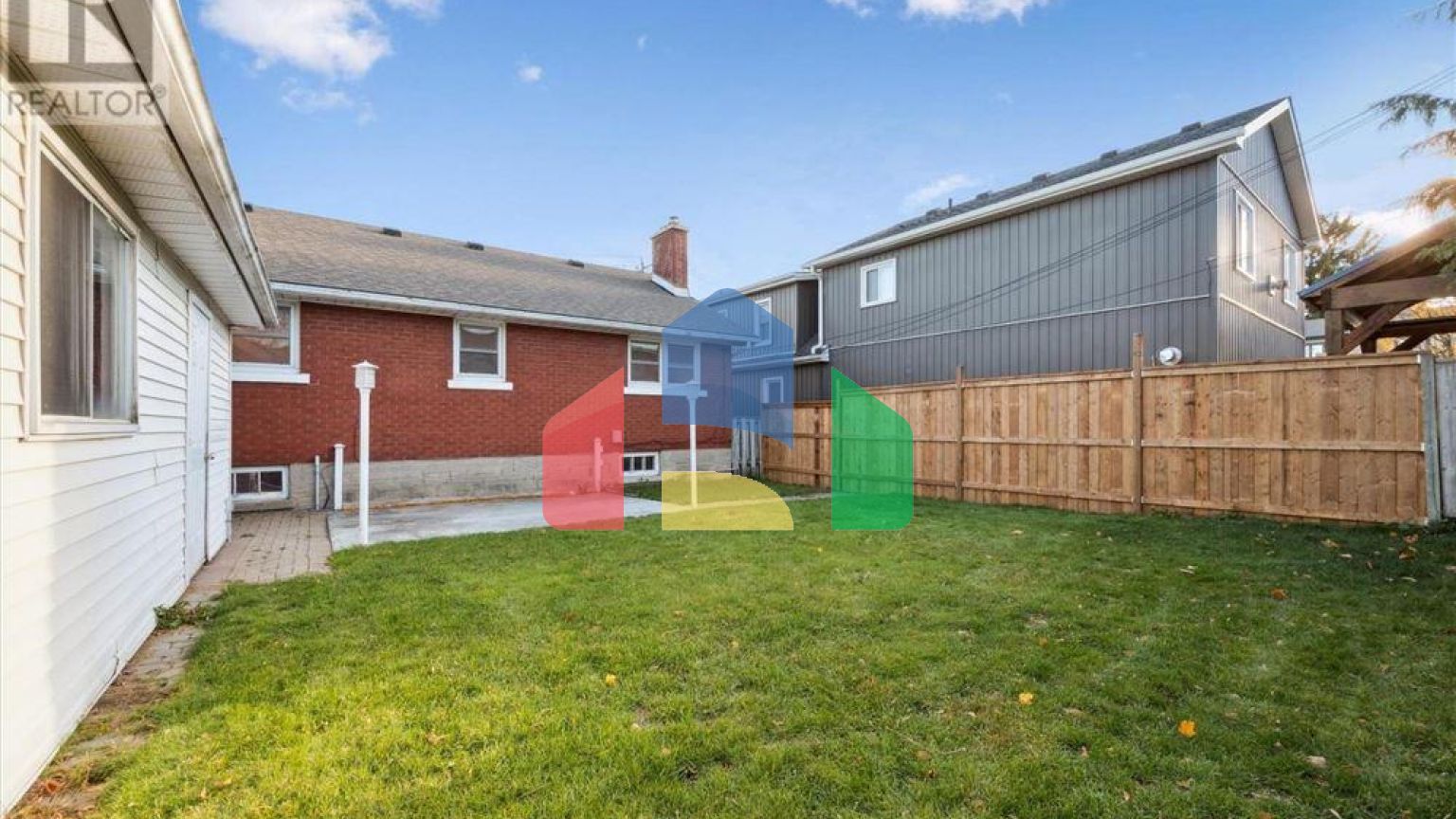 Residential - Single Family Home - Kitchener, Canada - Canada