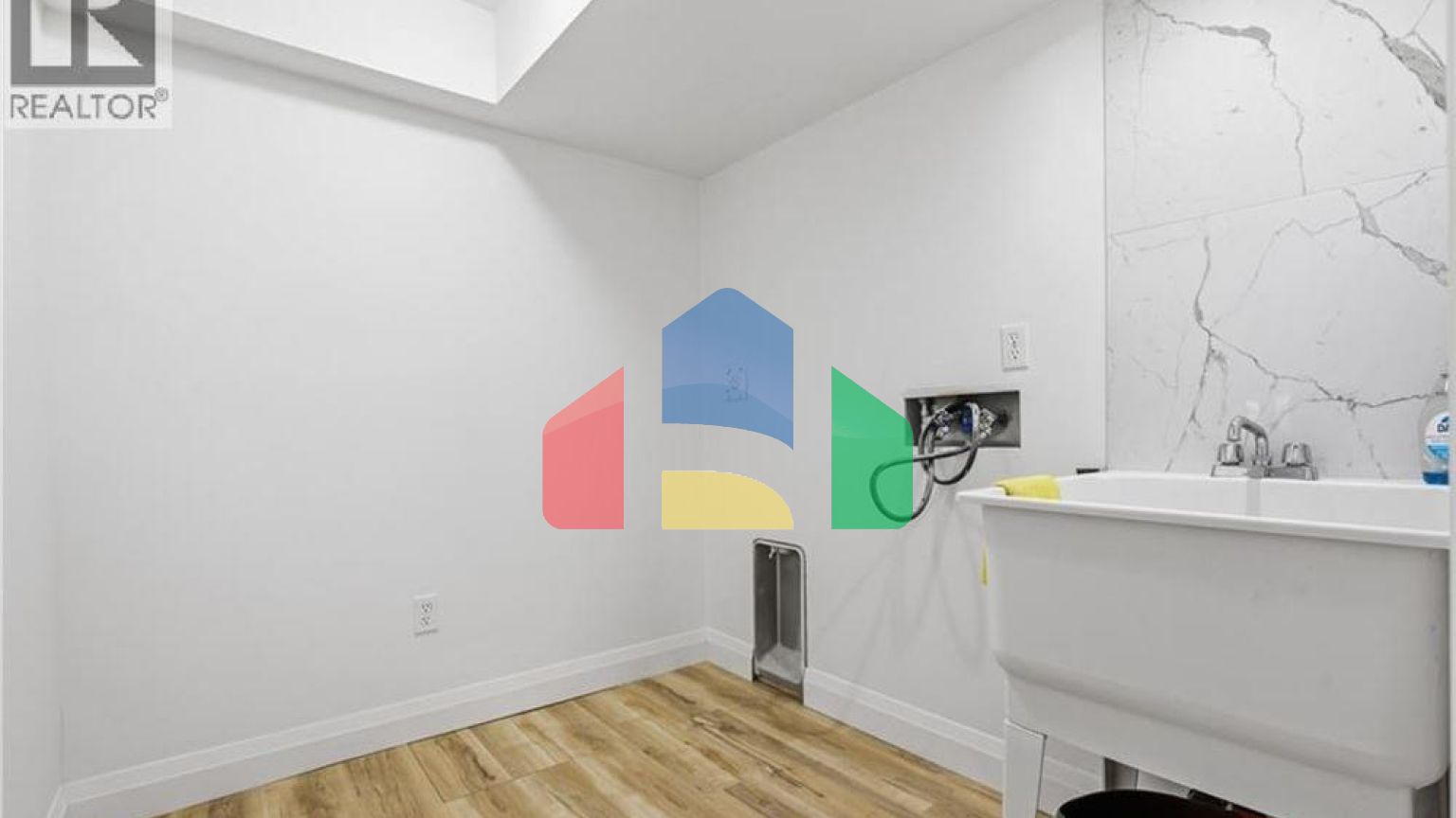 Residential - Single Family Home - Kitchener, Canada - Canada