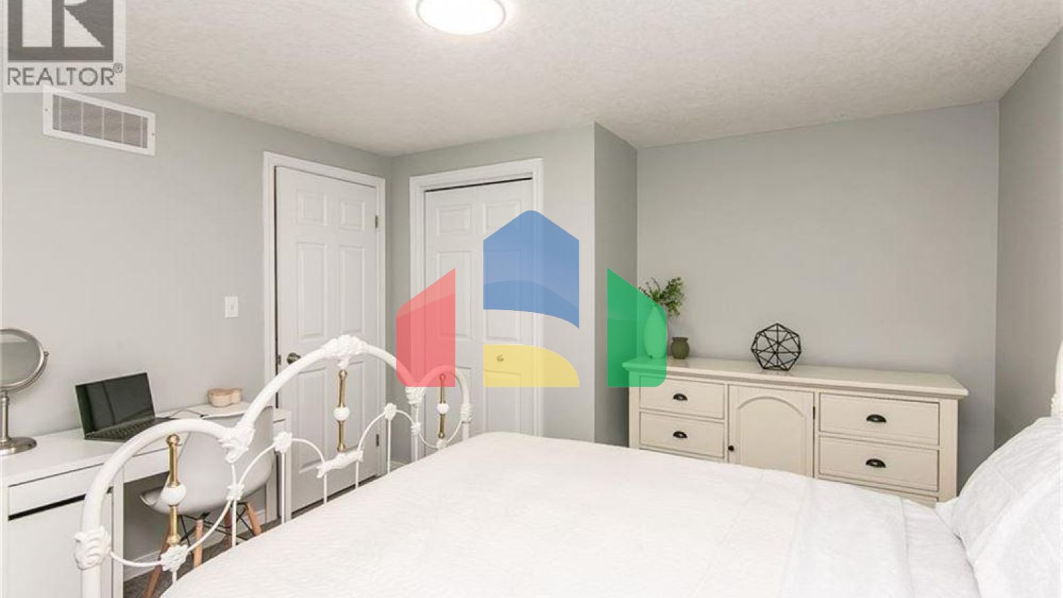 Residential - Single Family Home - Kitchener, Canada - Canada