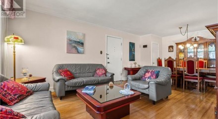 Residential - Single Family Home - Kitchener, Canada - Canada