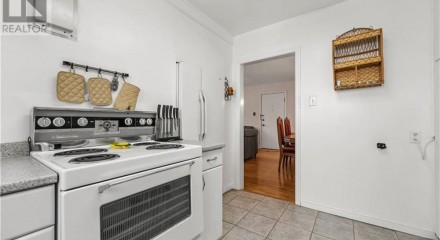 Residential - Single Family Home - Kitchener, Canada - Canada