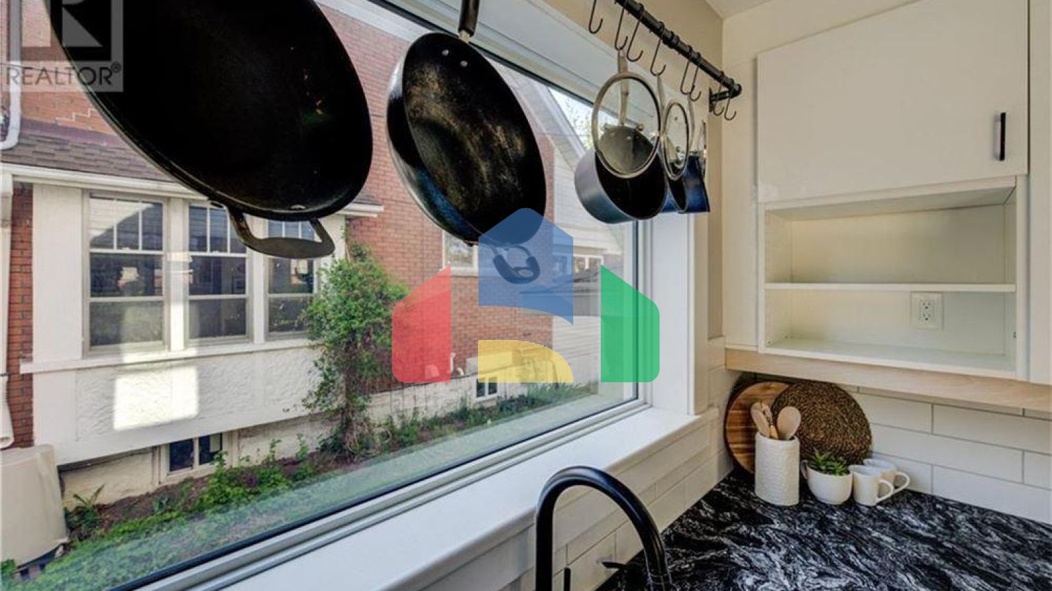 Residential - Single Family Home - Kitchener, Canada - Canada