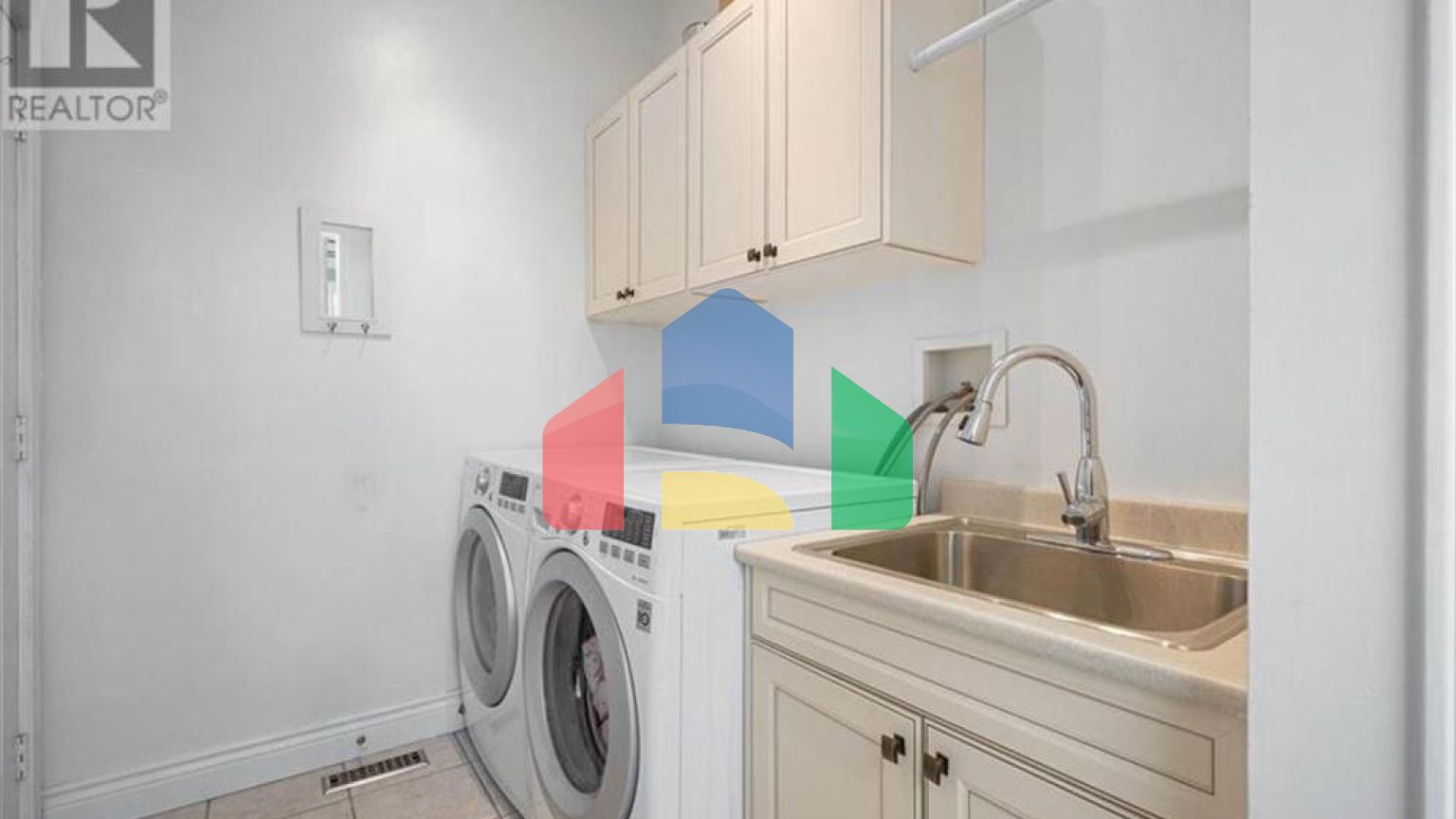 Residential - Single Family Home - Kitchener, Canada - Canada