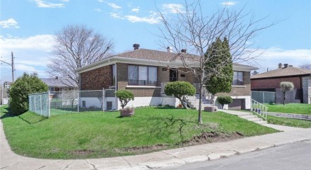 Residential - Bungalow - Chomedey (Laval), Canada - Canada