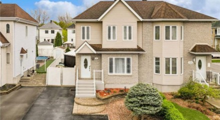 Residential - Two Level House - Fabreville (Laval), Canada - Canada