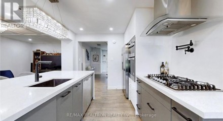 Residential - Single Family Home - Newmarket, Canada - Canada