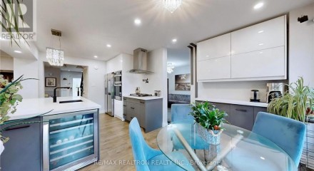 Residential - Single Family Home - Newmarket, Canada - Canada