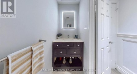 Residential - Single Family Home - Newmarket, Canada - Canada