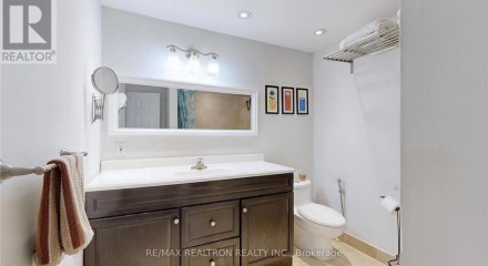 Residential - Single Family Home - Newmarket, Canada - Canada