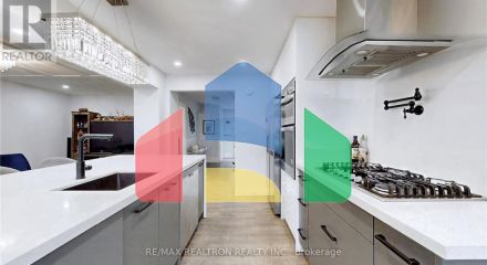 Residential - Single Family Home - Newmarket, Canada - Canada