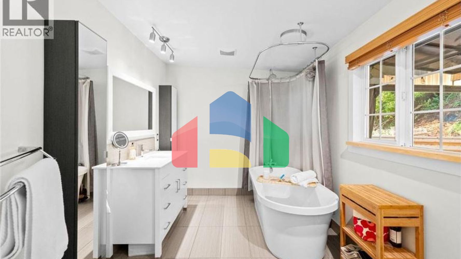 Residential - Single Family Home - North Vancouver, Canada - Canada