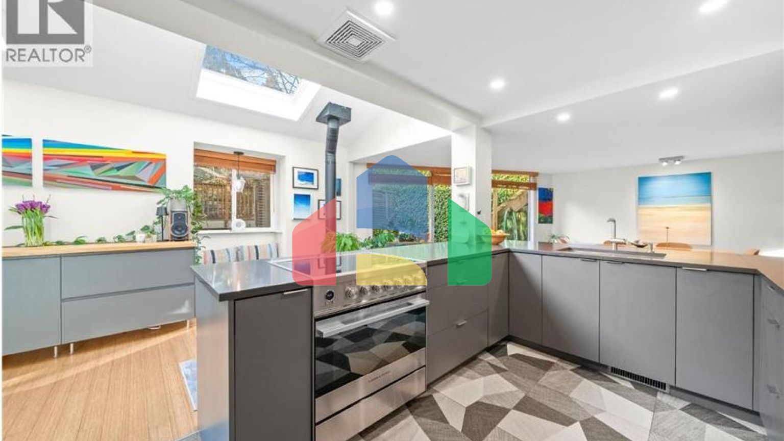 Residential - Single Family Home - North Vancouver, Canada - Canada