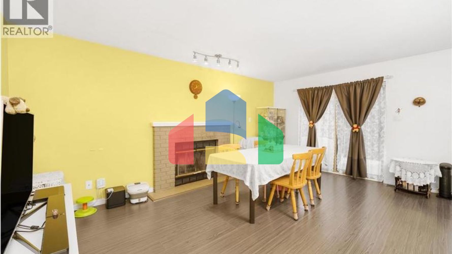 Residential - Single Family Home - North Vancouver, Canada - Canada