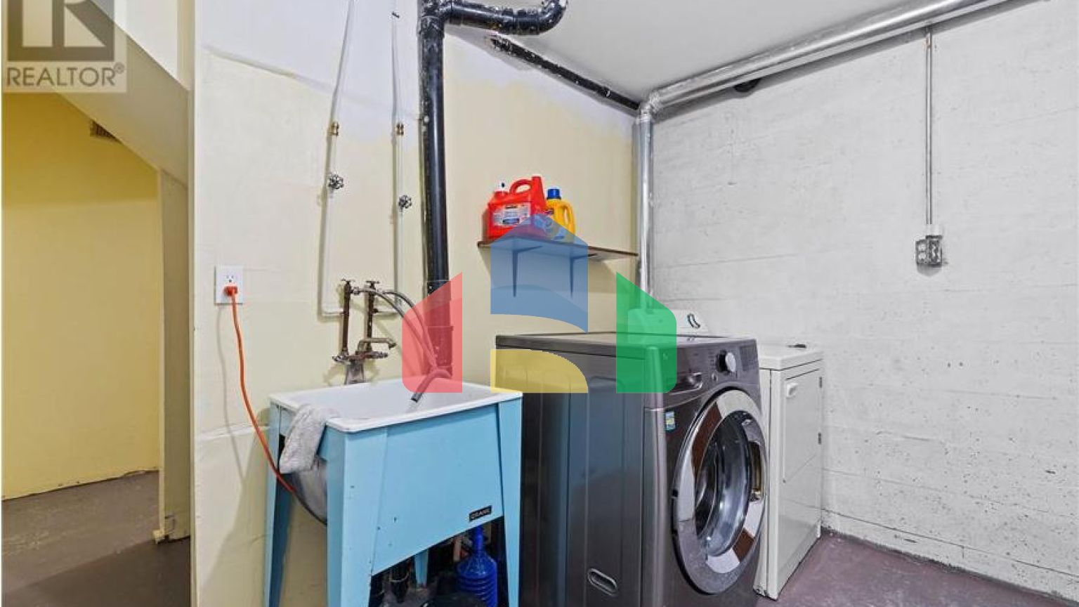 Residential - Single Family Home - North Vancouver, Canada - Canada