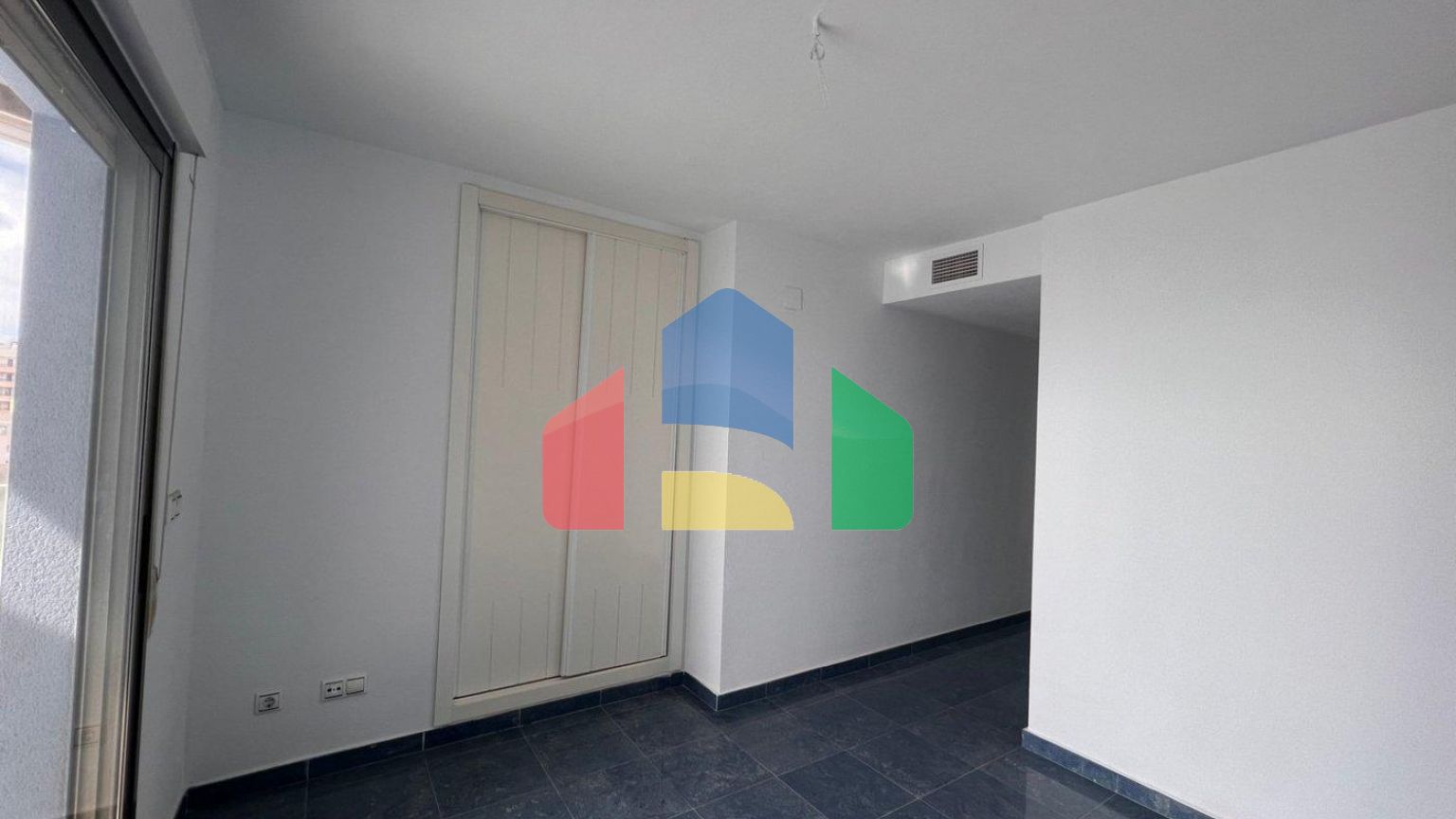 КРАСИВЫЙ ПЕНТХАУС С ВИДОМ НА МОРЕ В КАЛЬПЕ