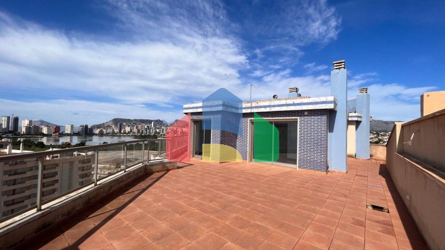 КРАСИВЫЙ ПЕНТХАУС С ВИДОМ НА МОРЕ В КАЛЬПЕ