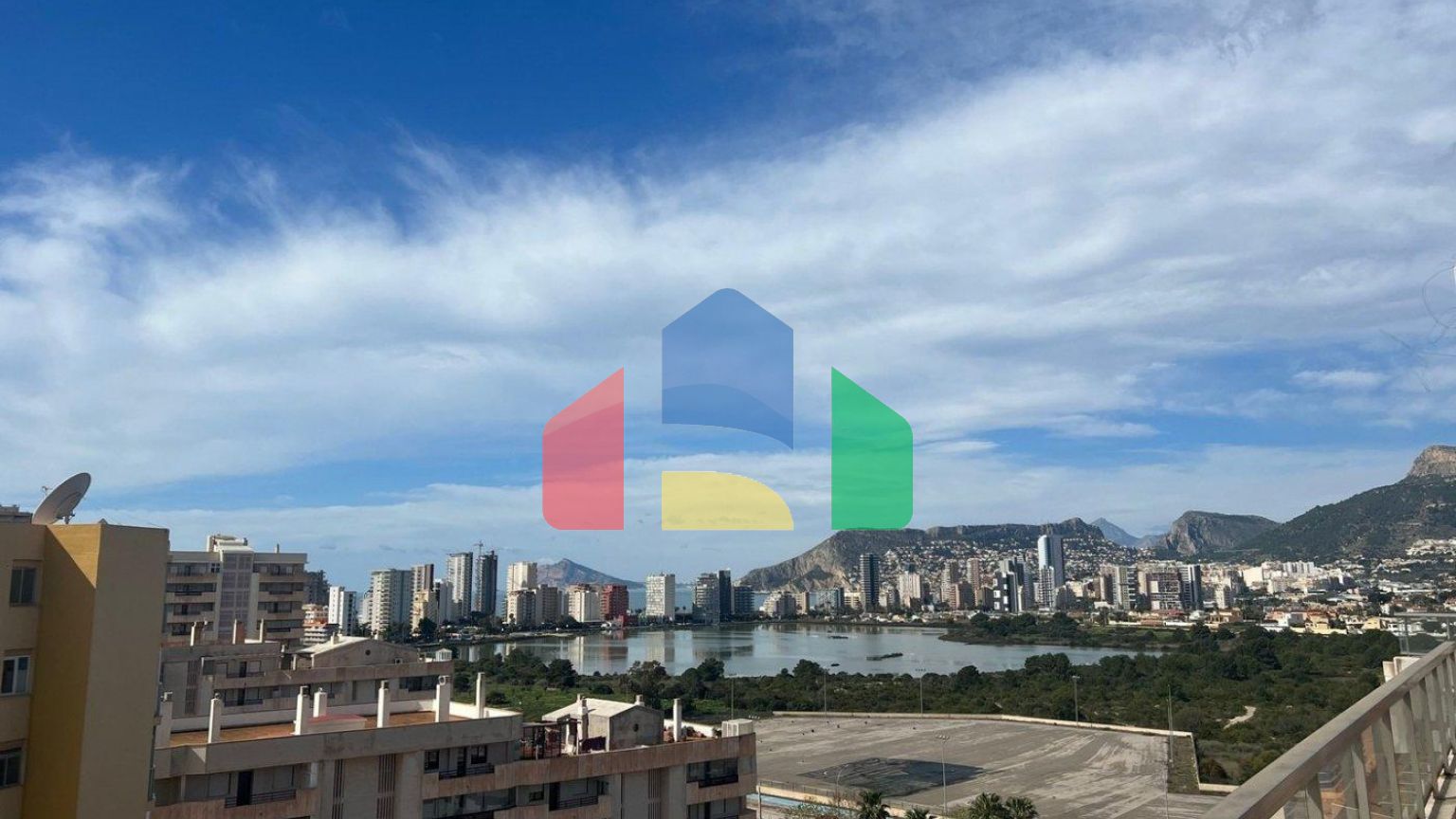 КРАСИВЫЙ ПЕНТХАУС С ВИДОМ НА МОРЕ В КАЛЬПЕ