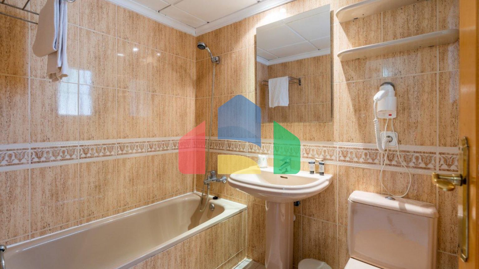 АПАРТАМЕНТЫ БУНГАЛО НА ВЕРХНЕМ ЭТАЖЕ В КАЛЬПЕ