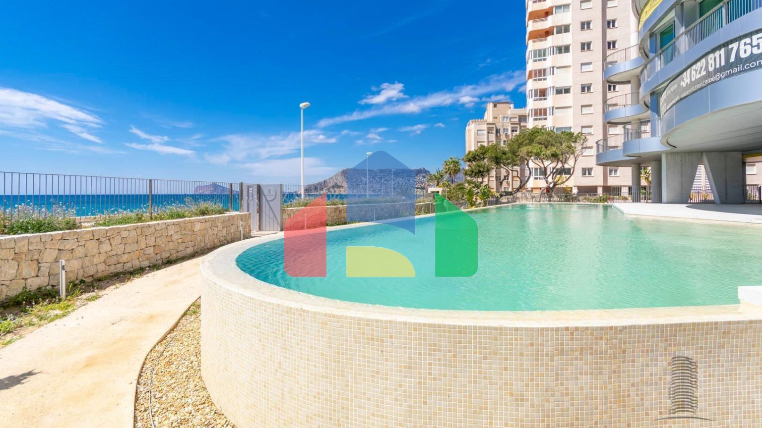 Дома с современным дизайном и высокими технологиями на первой линии