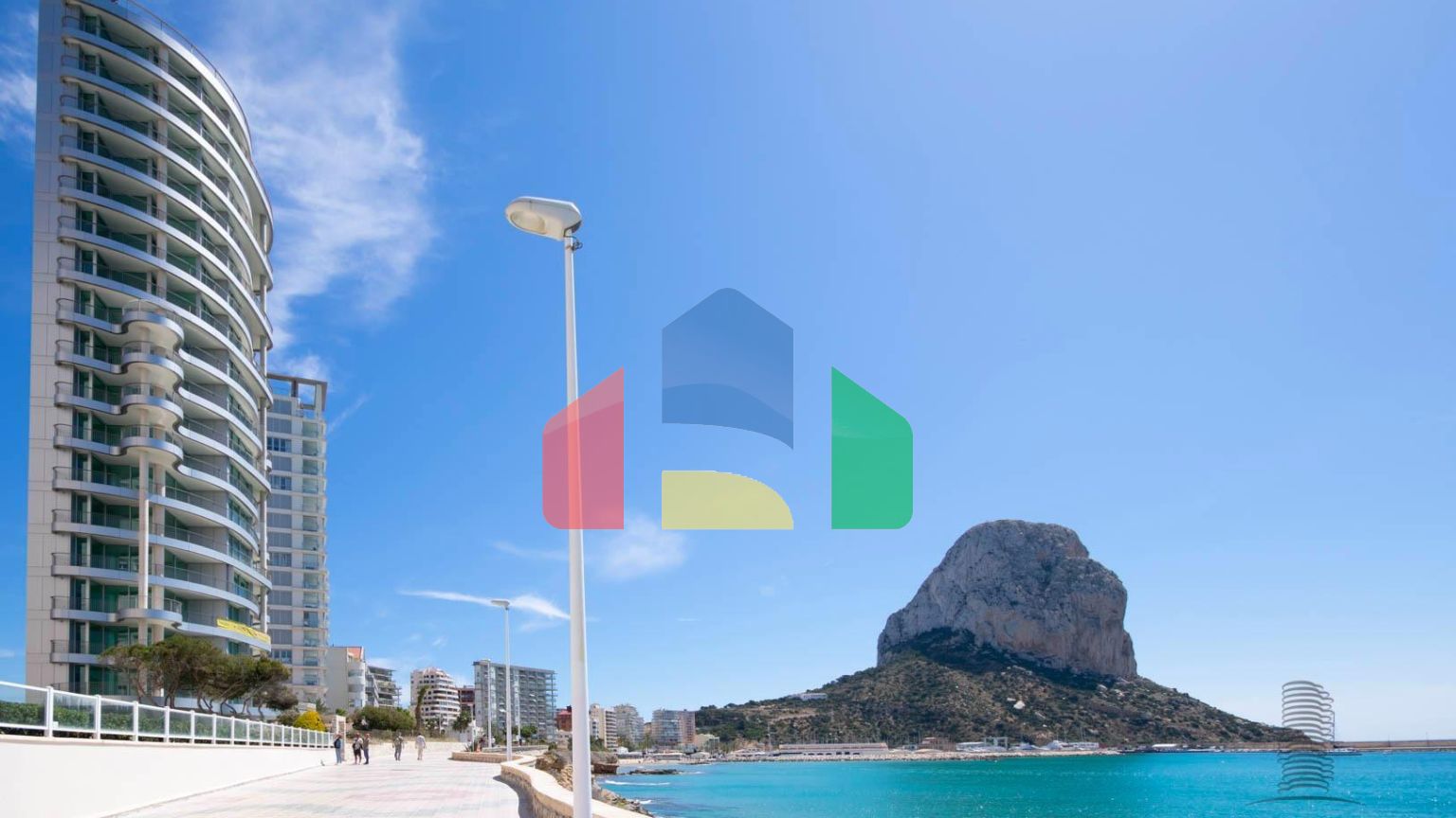 Дома с современным дизайном и высокими технологиями на первой линии