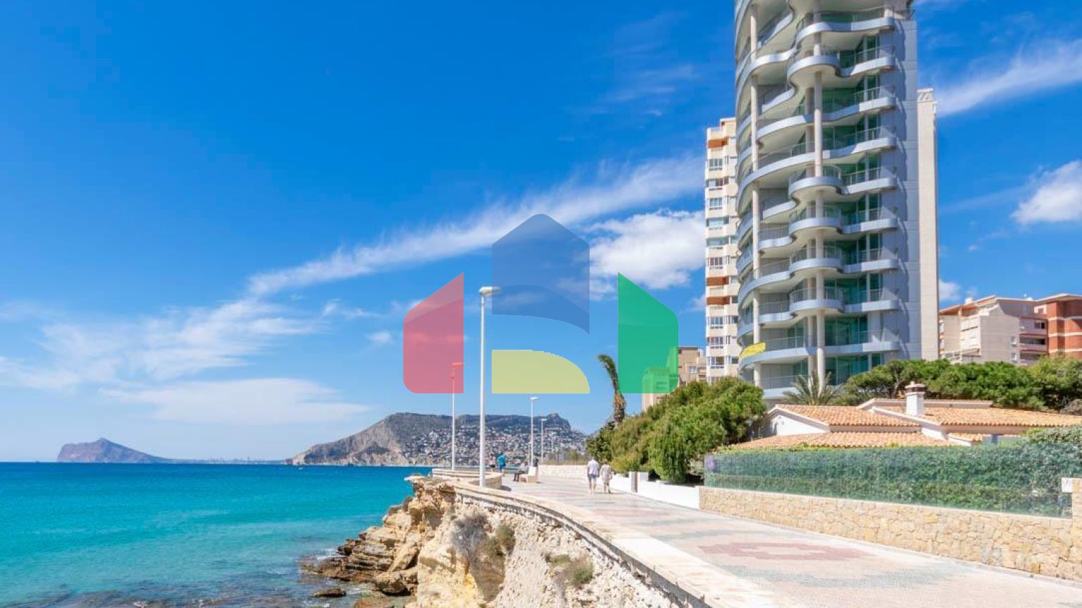 Дома с современным дизайном и высокими технологиями на первой линии