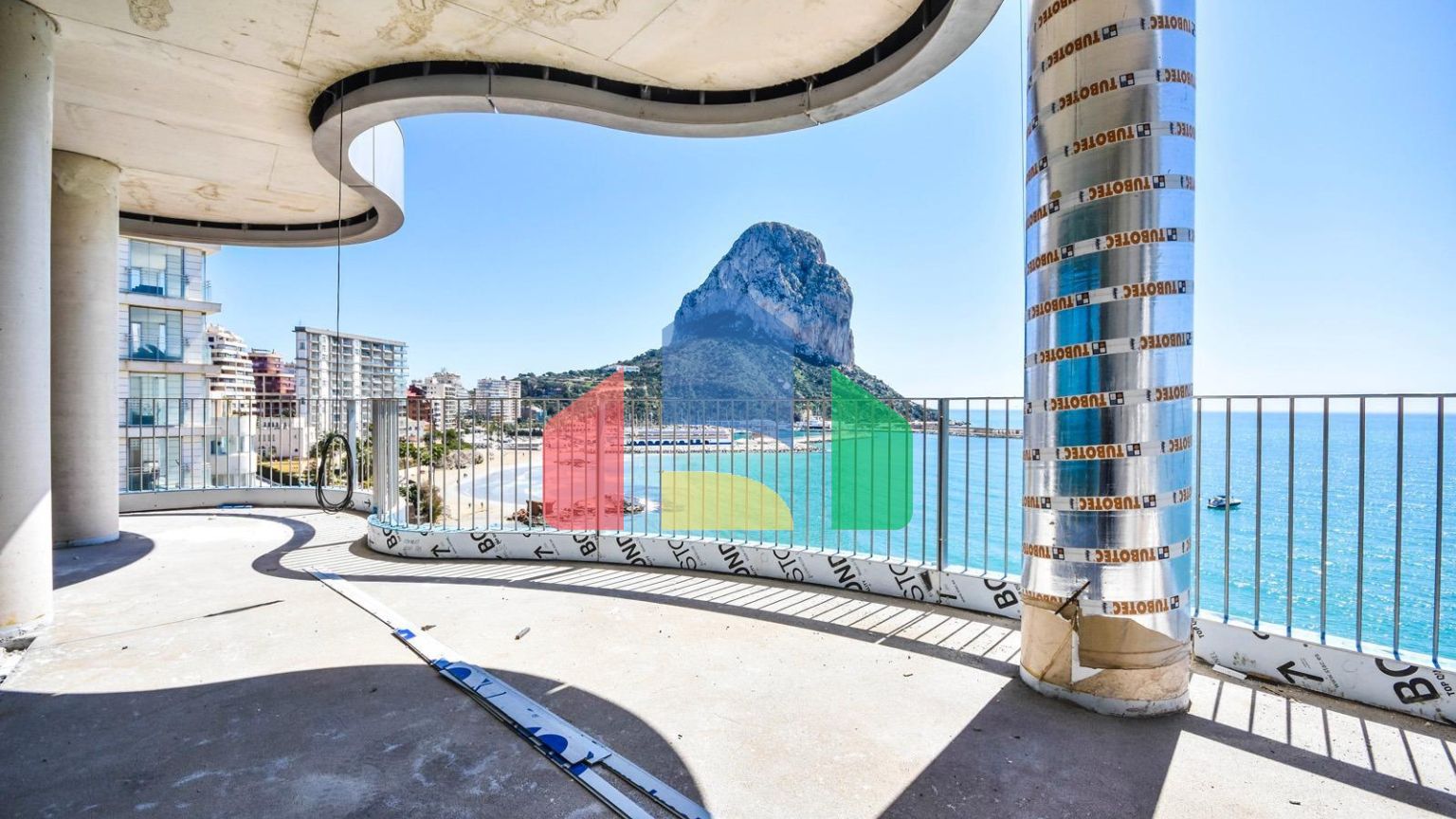 Дома с современным дизайном и высокими технологиями на первой линии