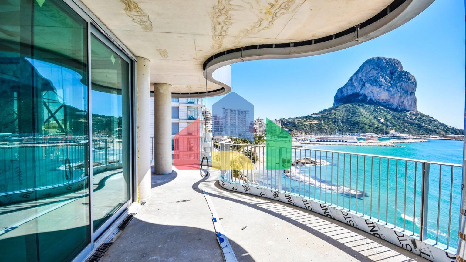 Дома с современным дизайном и высокими технологиями на первой линии