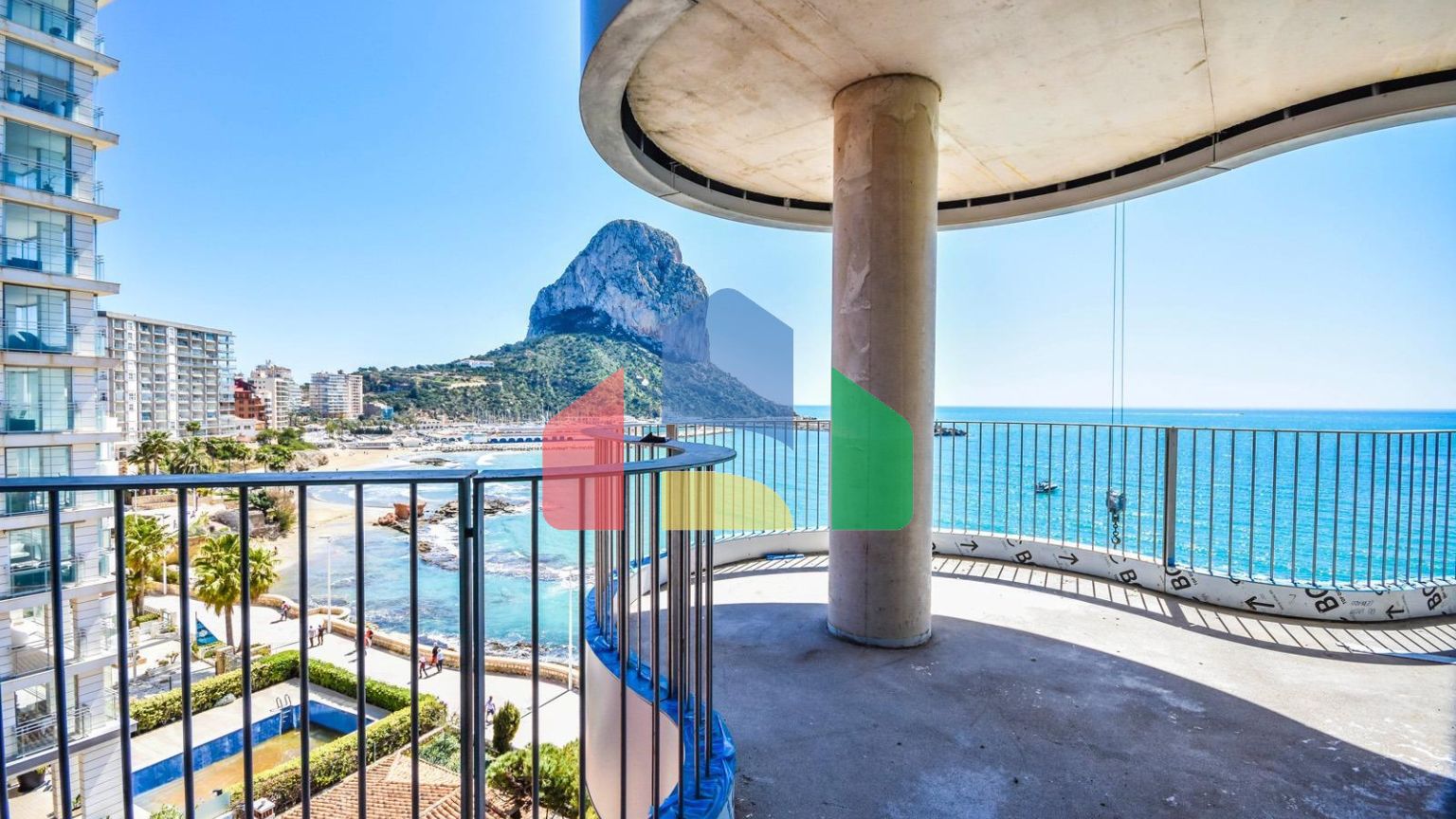 Дома с современным дизайном и высокими технологиями на первой линии