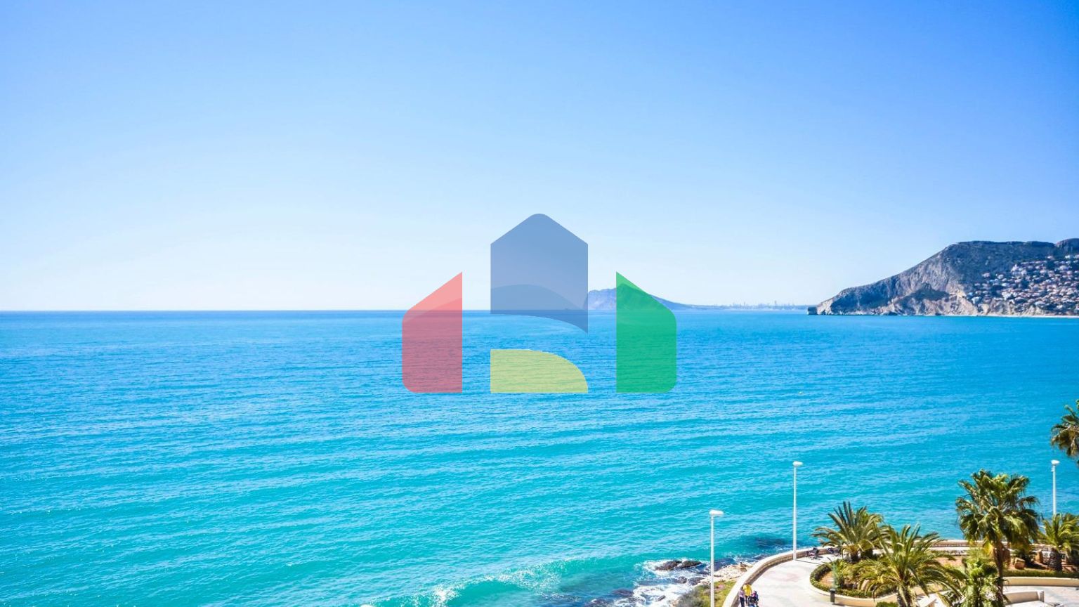 Дома с современным дизайном и высокими технологиями на первой линии