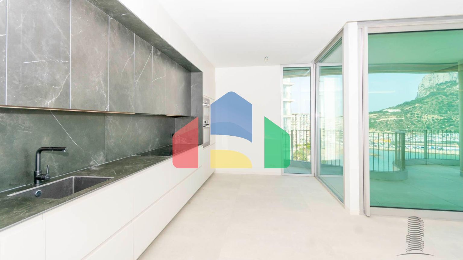 Дома с современным дизайном и высокими технологиями на первой линии