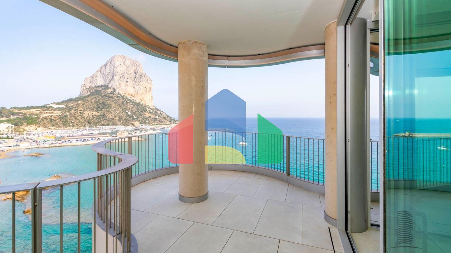 Дома с современным дизайном и высокими технологиями на первой линии