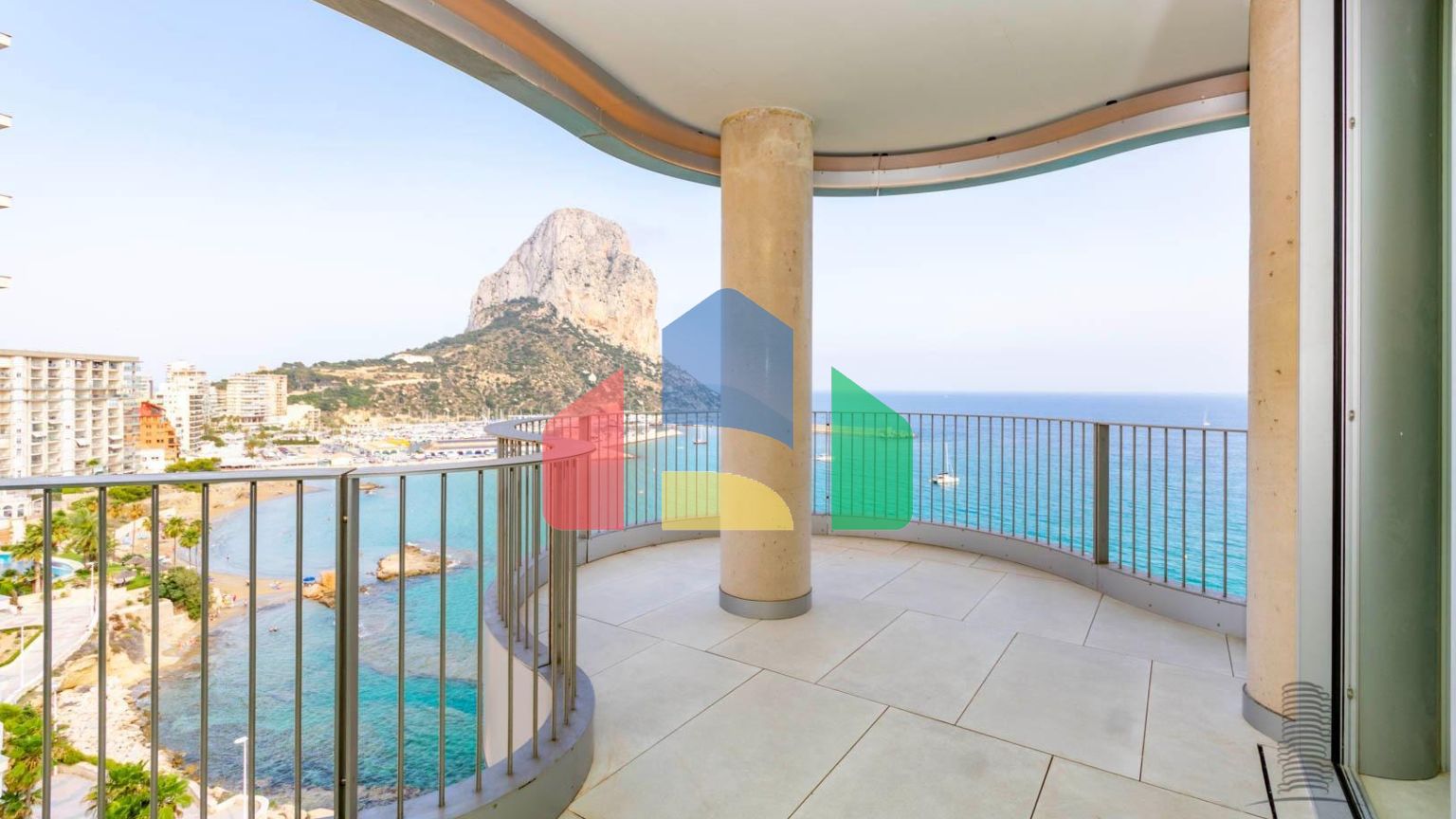 Дома с современным дизайном и высокими технологиями на первой линии