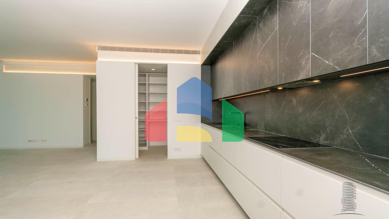 Дома с современным дизайном и высокими технологиями на первой линии