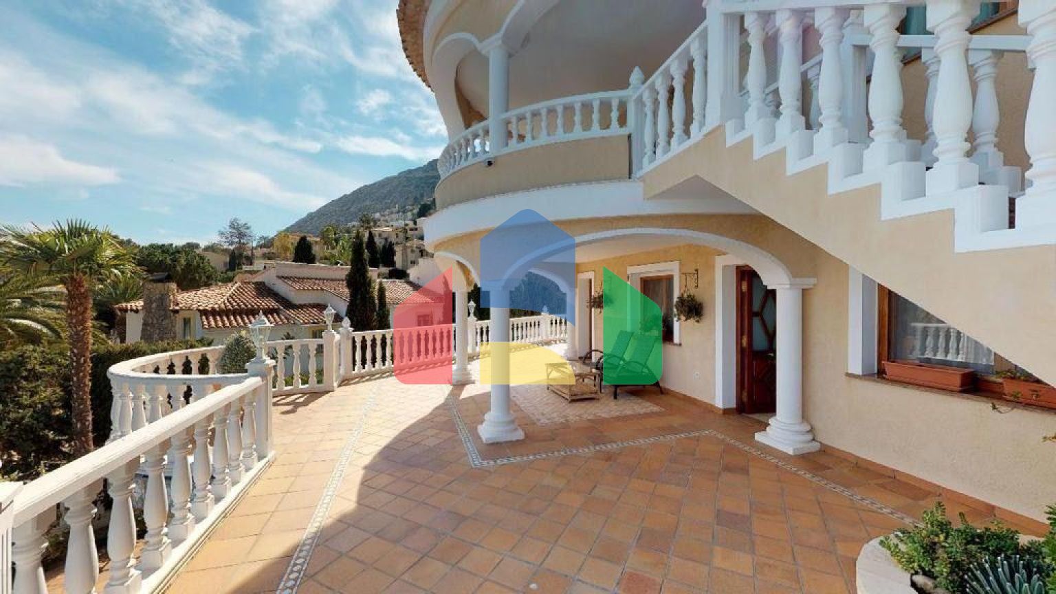 ЭКСКЛЮЗИВНАЯ ВИЛЛА В КАЛЬПЕ С ПРЕКРАСНЫМ ВИДОМ НА МОРЕ