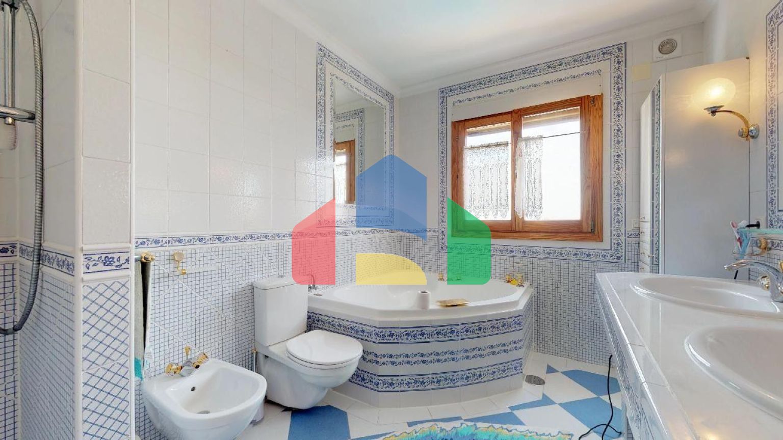 ЭКСКЛЮЗИВНАЯ ВИЛЛА В КАЛЬПЕ С ПРЕКРАСНЫМ ВИДОМ НА МОРЕ