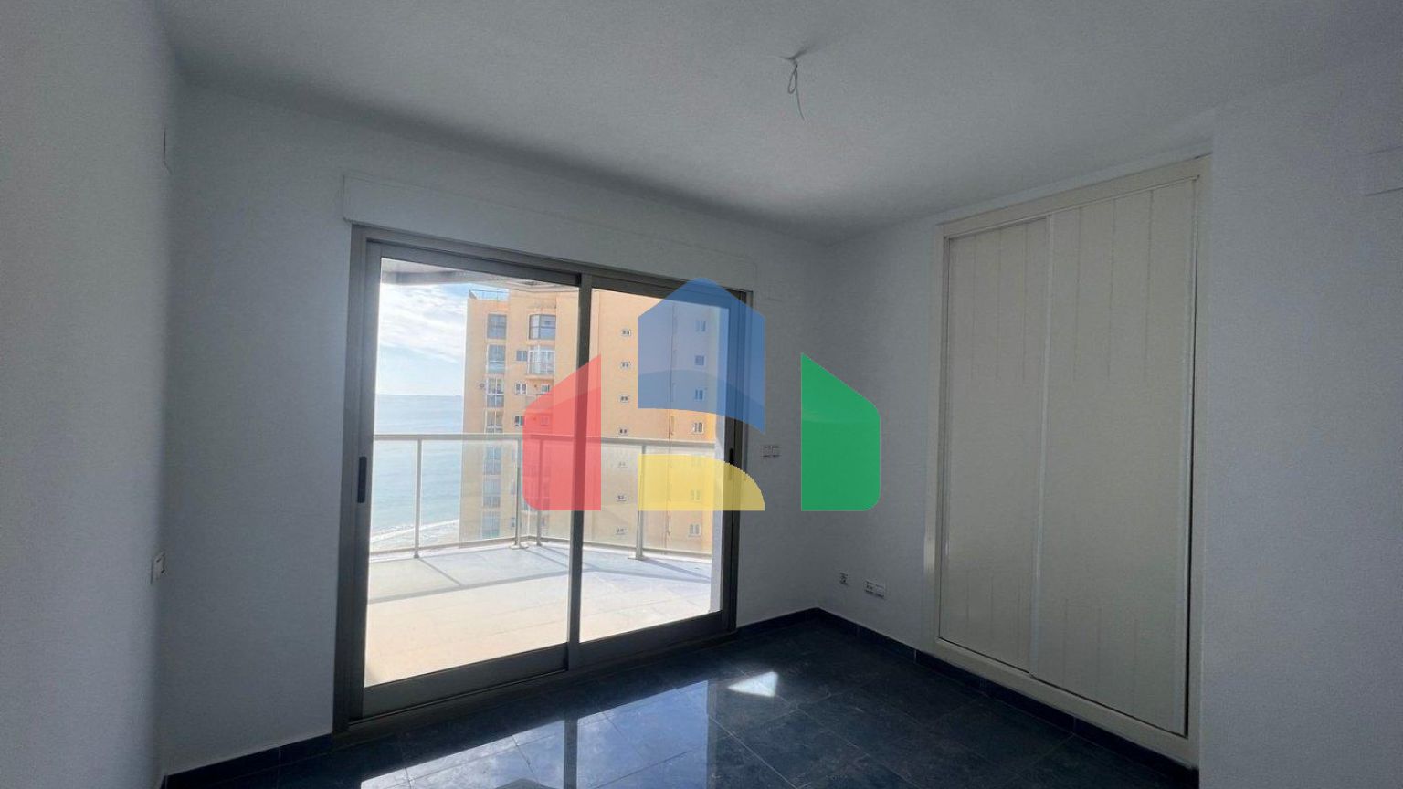 КРАСИВЫЙ ПЕНТХАУС С ВИДОМ НА МОРЕ В КАЛЬПЕ